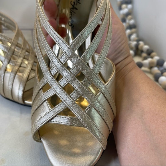 Easy Street Women's Oceana Pump, Gold Metallic, 9.5 Wide - Picture 14 of 14